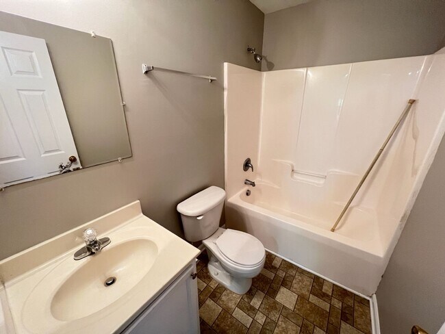 Building Photo - Desirable 3 Bedroom Raleigh Townhouse