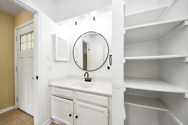 Building Photo - 2614 Village Cir Dr