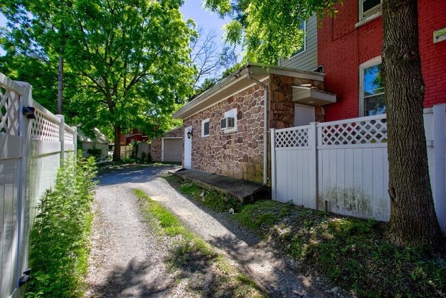 Building Photo - 533 Ruby St