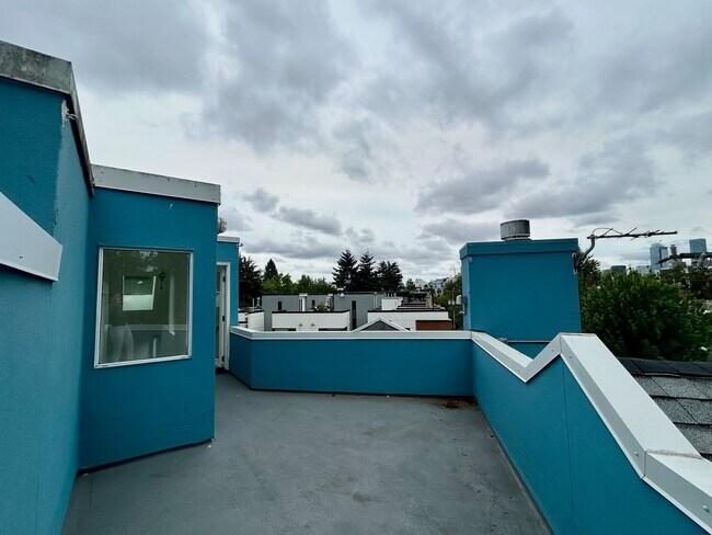 Building Photo - Capitol Hill Townhouse