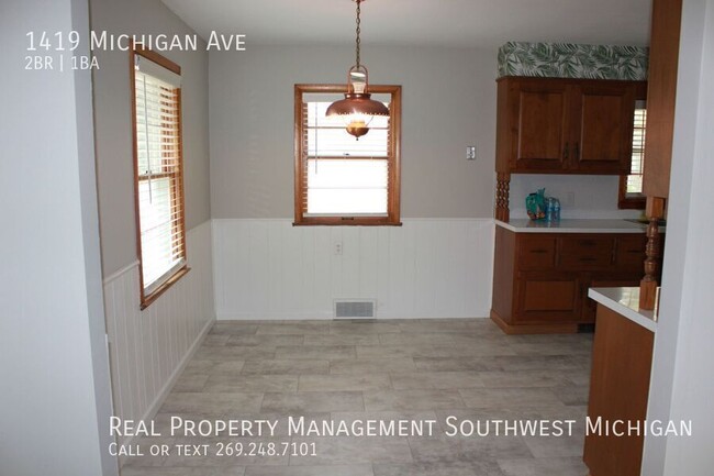 Building Photo - Newly updated 2 bedroom, 1 bath unit in St...