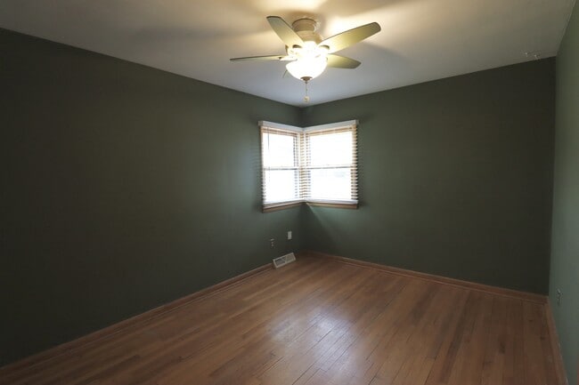 Building Photo - 5331 S La Salle Dr