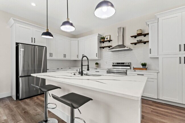 Building Photo - Luxurious 3 Bedroom Condo with Spacious La...