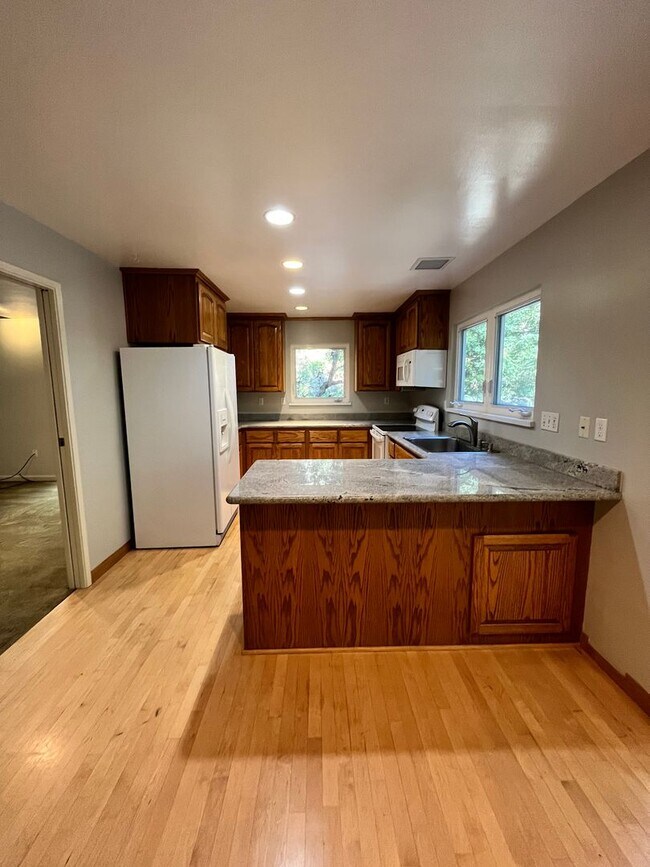 Building Photo - Gorgeous 3 Bedroom 2  Bathroom Home Walkin...