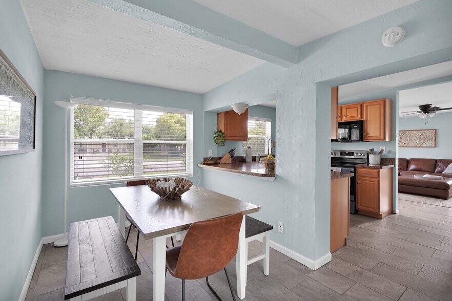 Building Photo - 826 5th Ave N