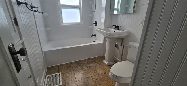 Building Photo - West End Home offering 3 Bedrooms, 1 bath!