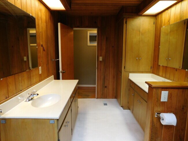 Building Photo - 4Bd/1.5Ba Two Story Home - Available soon!