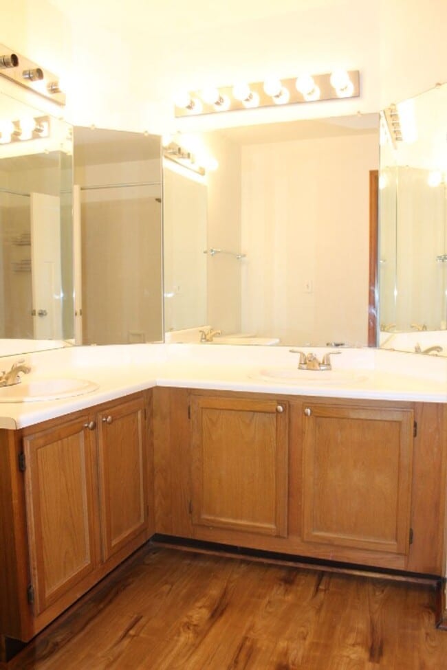 Building Photo - Gorgeous 2 Story End Unit in Lakewood!