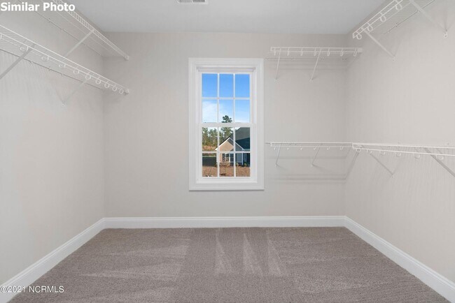 Building Photo - 4 Bedroom with flex space