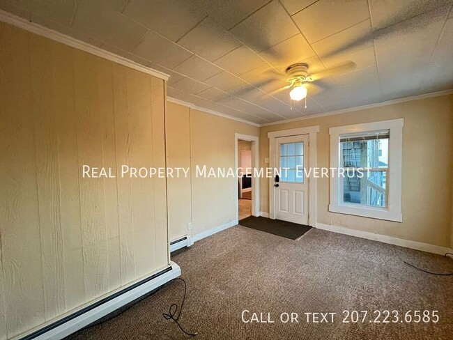 Building Photo - Spacious 2BD 1BA + Office Space apartment