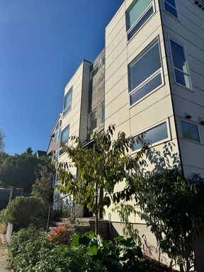 Building Photo - Urban Elegance Meets Everyday Comfort