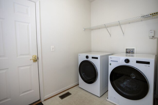 Building Photo - Spacious & Bright Home in Parks of Piedmon...