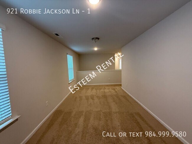 Building Photo - 921 Robbie Jackson Ln