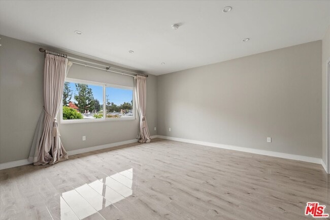 Building Photo - 5534 Sylmar Ave