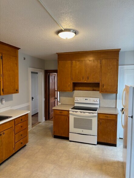 Kitchen - 34 Nesbit Ave