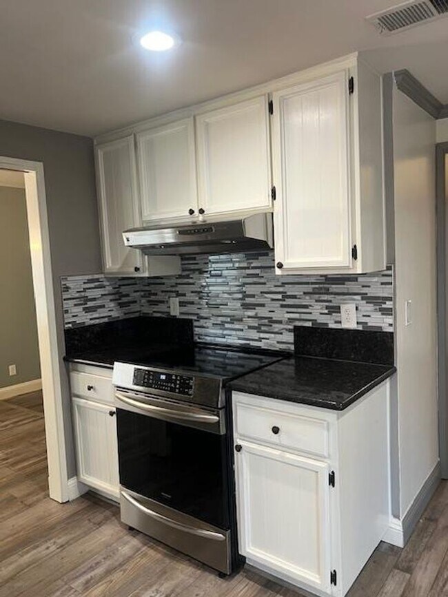 Building Photo - FAIR OAKS BEAUTY WITH POOL, SPA & SOLAR!!