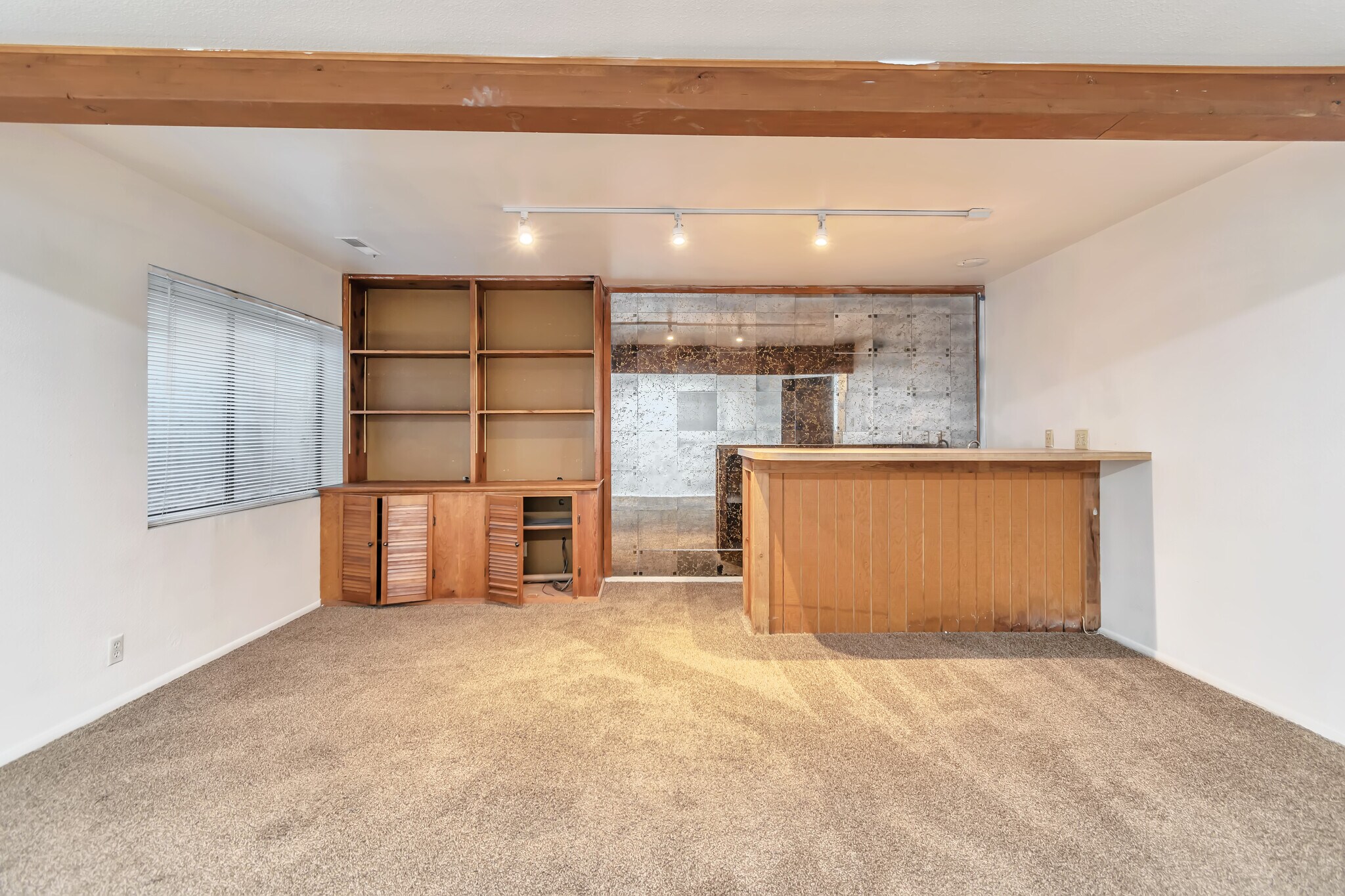 Building Photo - 1586 E Ventnor Ave