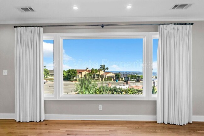 Building Photo - 5940 La Jolla Mesa Dr