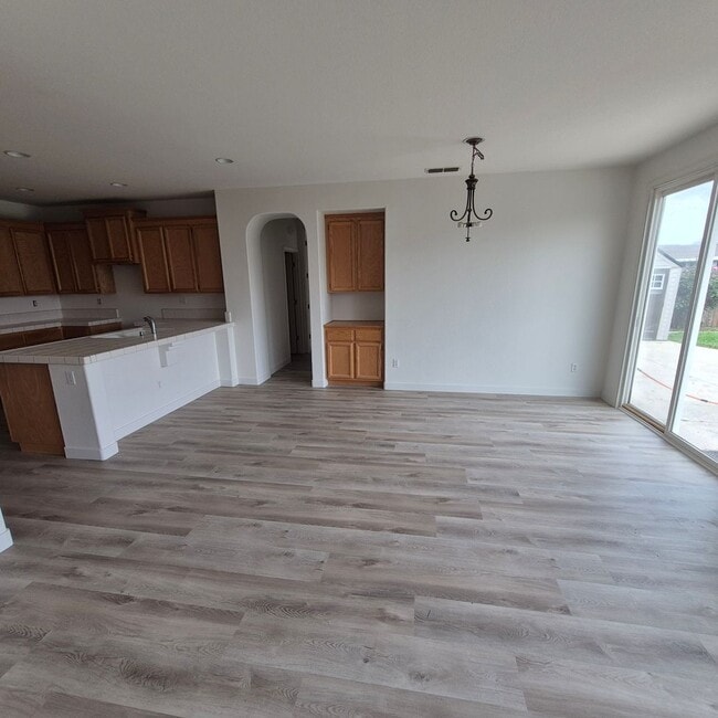 Building Photo - New Flooring throughout; Nice Elk Grove 3 bedroom home! Single story