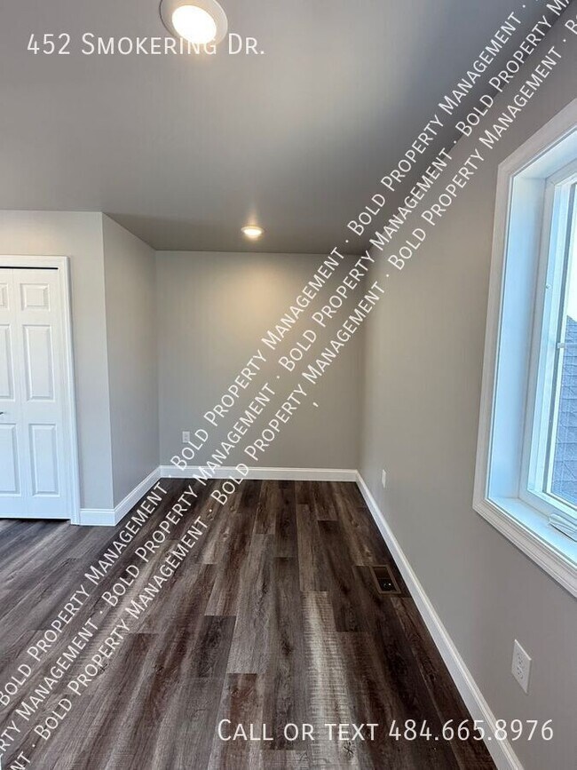 Building Photo - 452 Smokering Dr