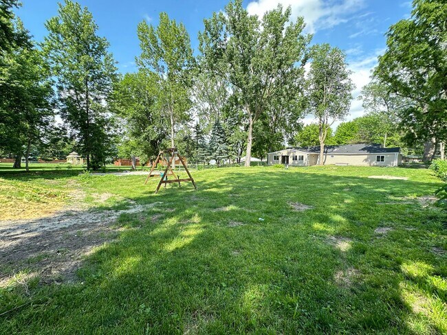 Building Photo - 3 Bed 2 Bath 2 Stall Garage - Country Styl...