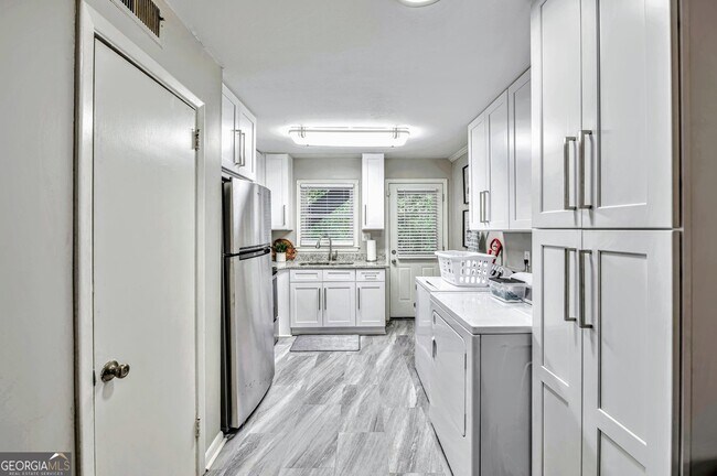 Building Photo - 2858 Rosehill St