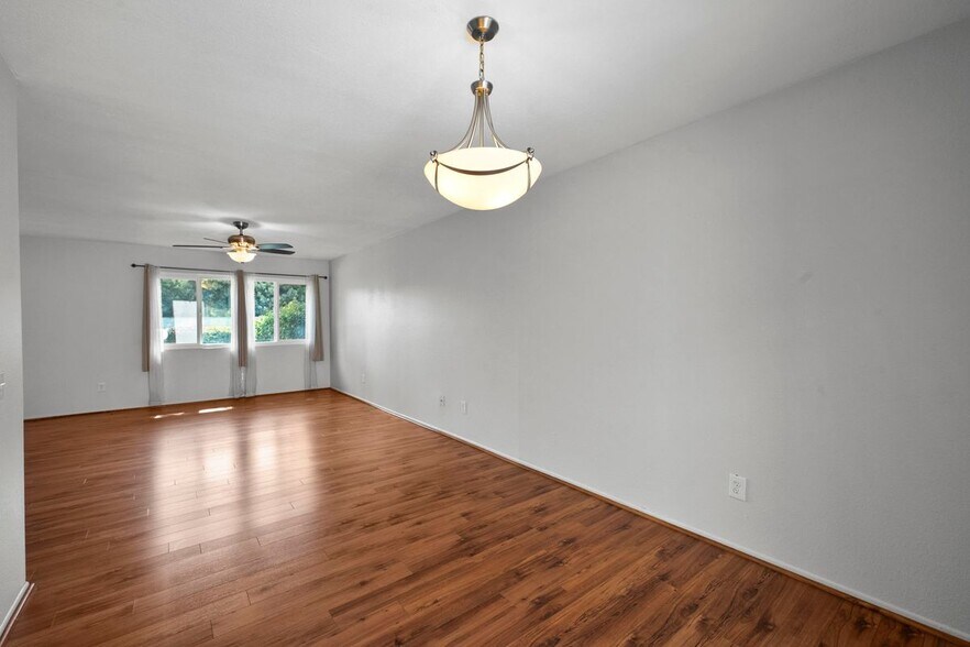 Building Photo - 1605 Carmel Cir E