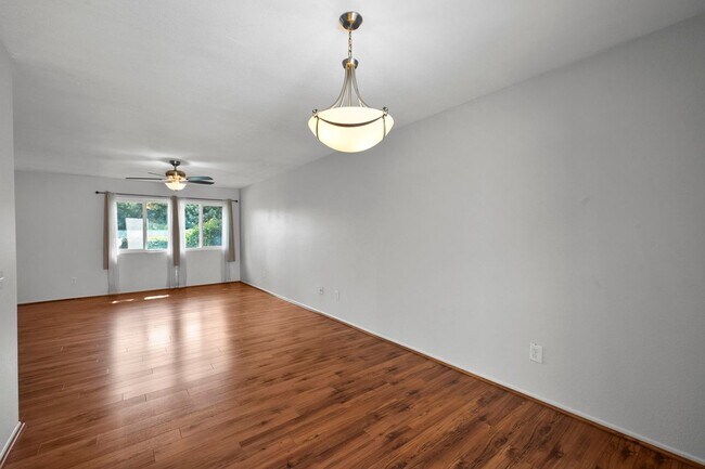 Building Photo - 1605 Carmel Cir E