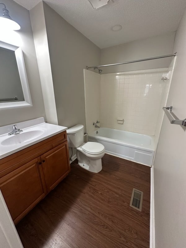 Building Photo - 102 Country Club Dr