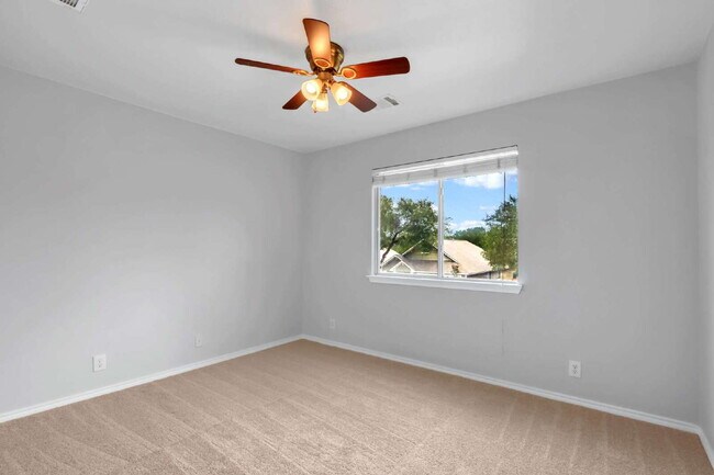 Building Photo - "Spacious 6-Bedroom Haven with 4 Full Baths and Hot Tub!"