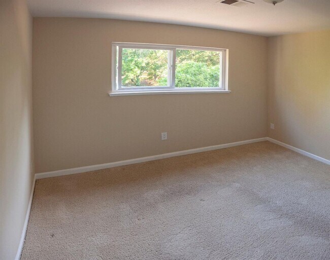 Building Photo - ? Greenbelt Access | Sauna | Updated Interior ?