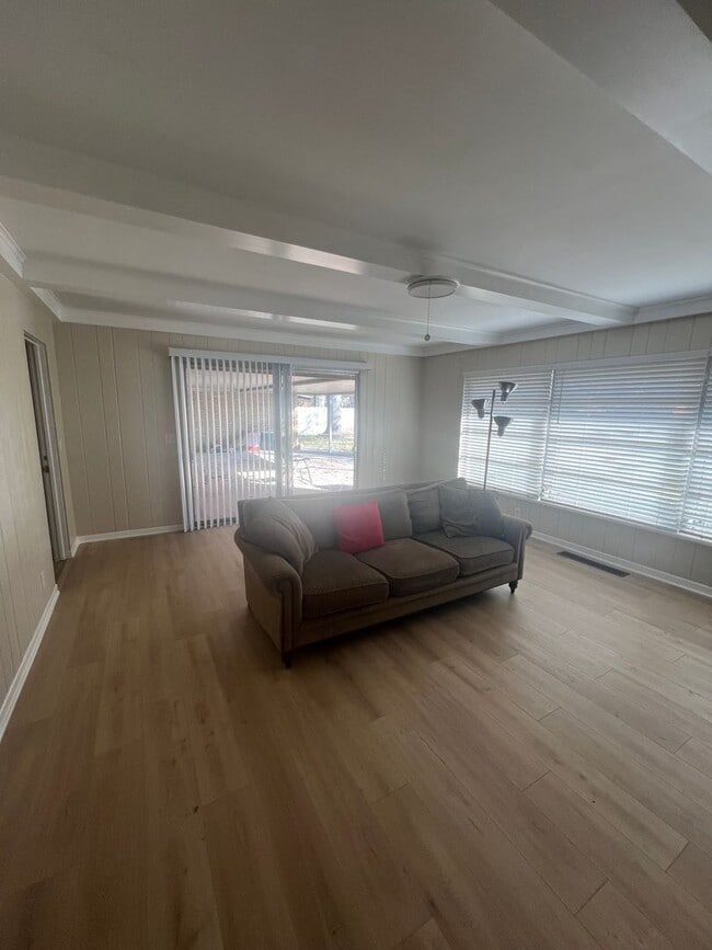 Building Photo - 1404 Melrose Dr