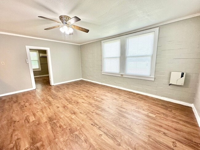 Building Photo - 2615 N Elm St