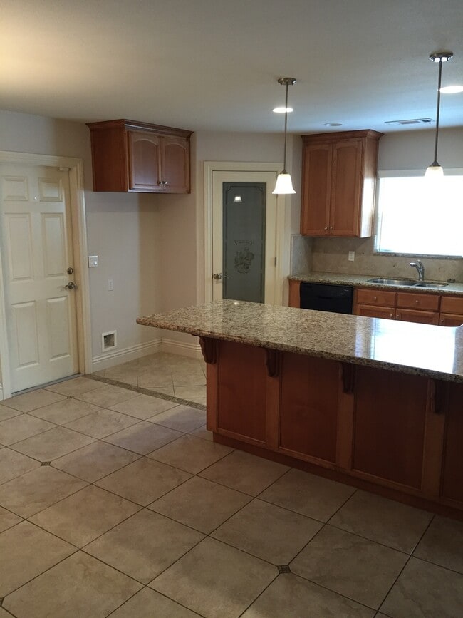 Building Photo - 3 Bedroom 2 Bath Home