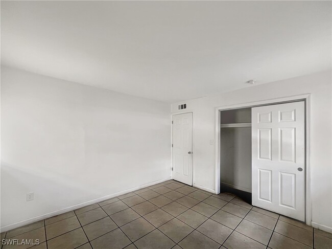 Building Photo - 1852 Golf View Ave