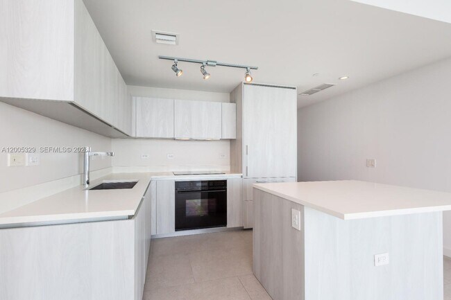 Building Photo - 3131 NE 7th Ave