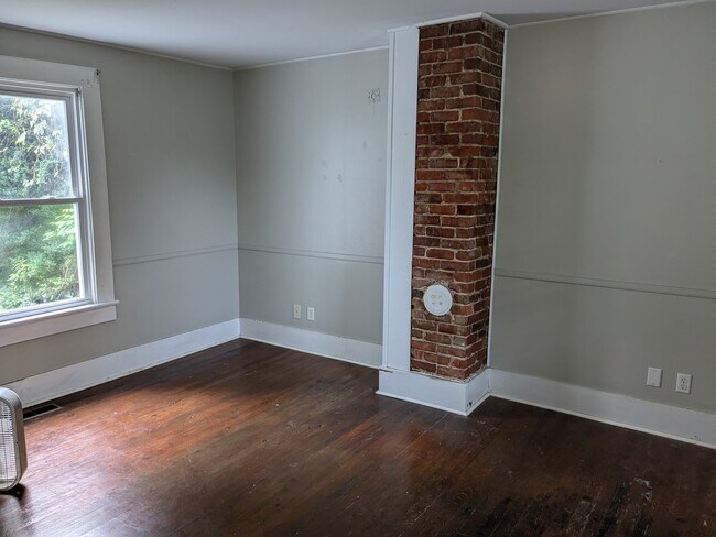 Building Photo - 301 Pendleton St