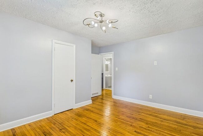 Building Photo - Charming Ranch Home with Bonus Studio & Ou...