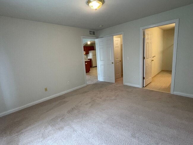 Building Photo - Shelby Twp 2-bedroom, 2-bath condo-style w...