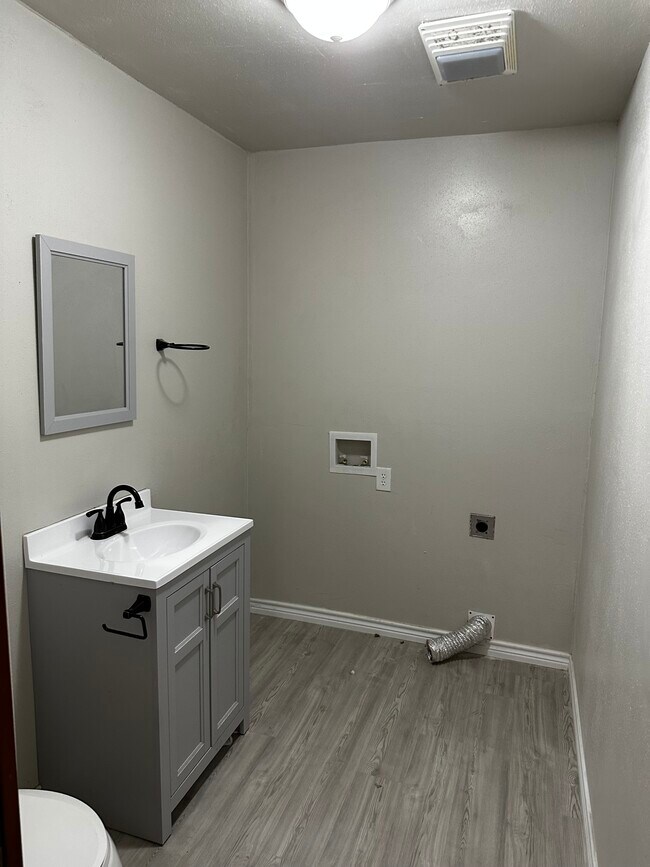 1/2 bath/ laundry room - 2503 Oak Dr