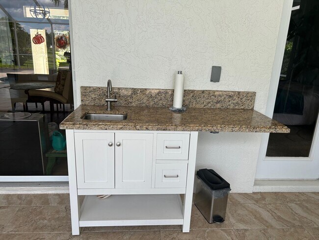 Building Photo - 4898 SW Lake Grove Cir