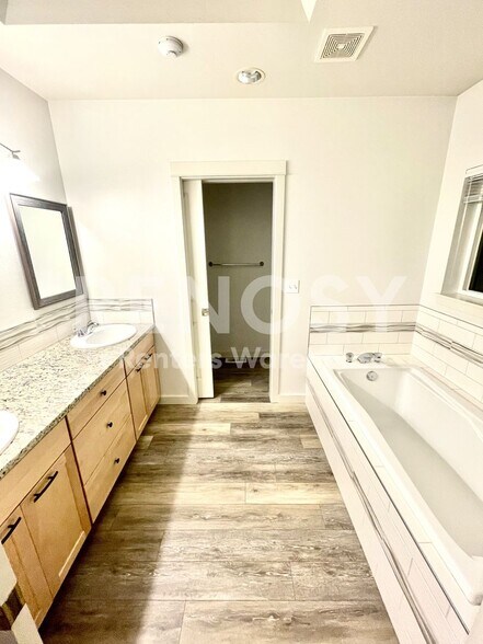 Building Photo - 15605 NE 91st Way