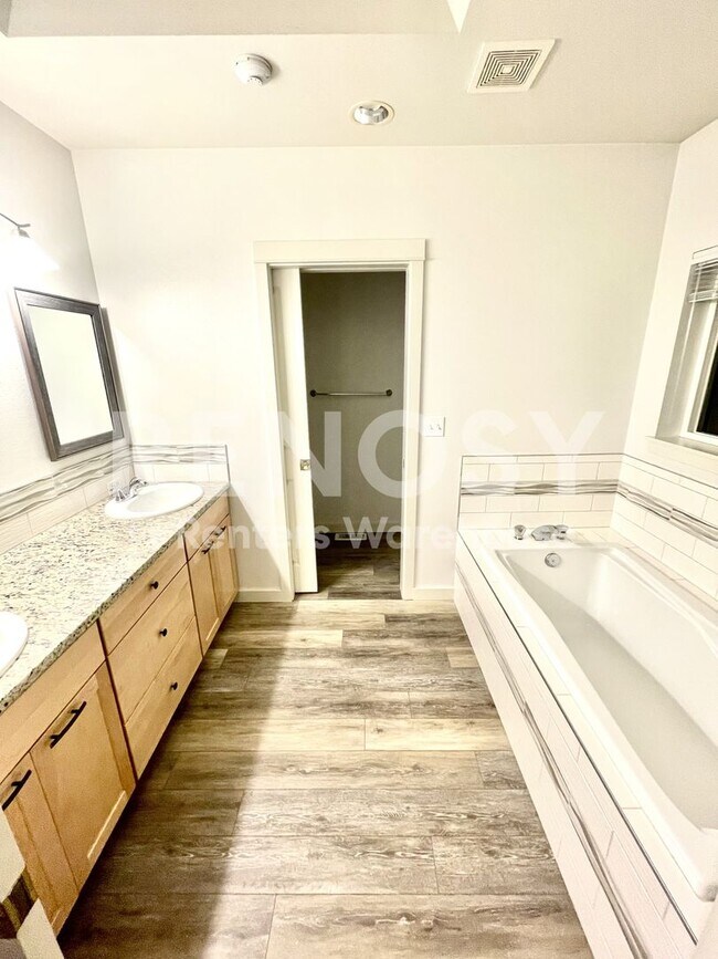 Building Photo - 15605 NE 91st Way