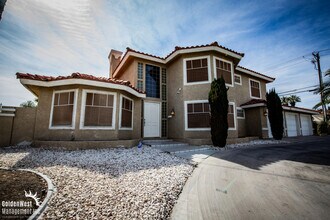 Building Photo - Stunning & Spacious 4Bdm 3.5Ba Home Located in the Heart of Las Vegas.