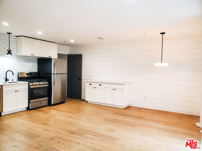 Building Photo - 11221 Hannum Ave