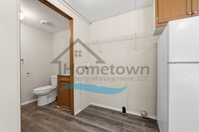 Building Photo - 2 Bedroom 1 Bath Home with Off Street Parking Available in Sagle!