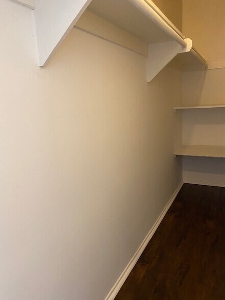 Building Photo - 911 N Harper Ave