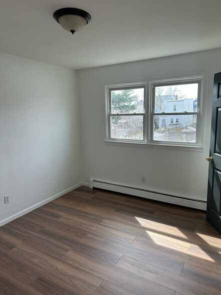 Building Photo - 17 Linden Ave