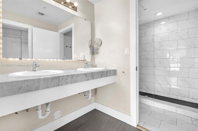 Building Photo - 2000 Bay Dr