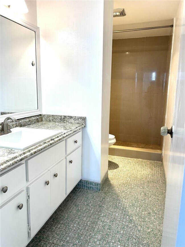 Building Photo - 4400 Hillcrest Dr
